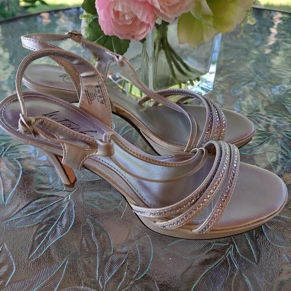 Verena gray silver woman's sandals. Size 8M Formal Wedding Bridesmaid Gift heal - Picture 2 of 4